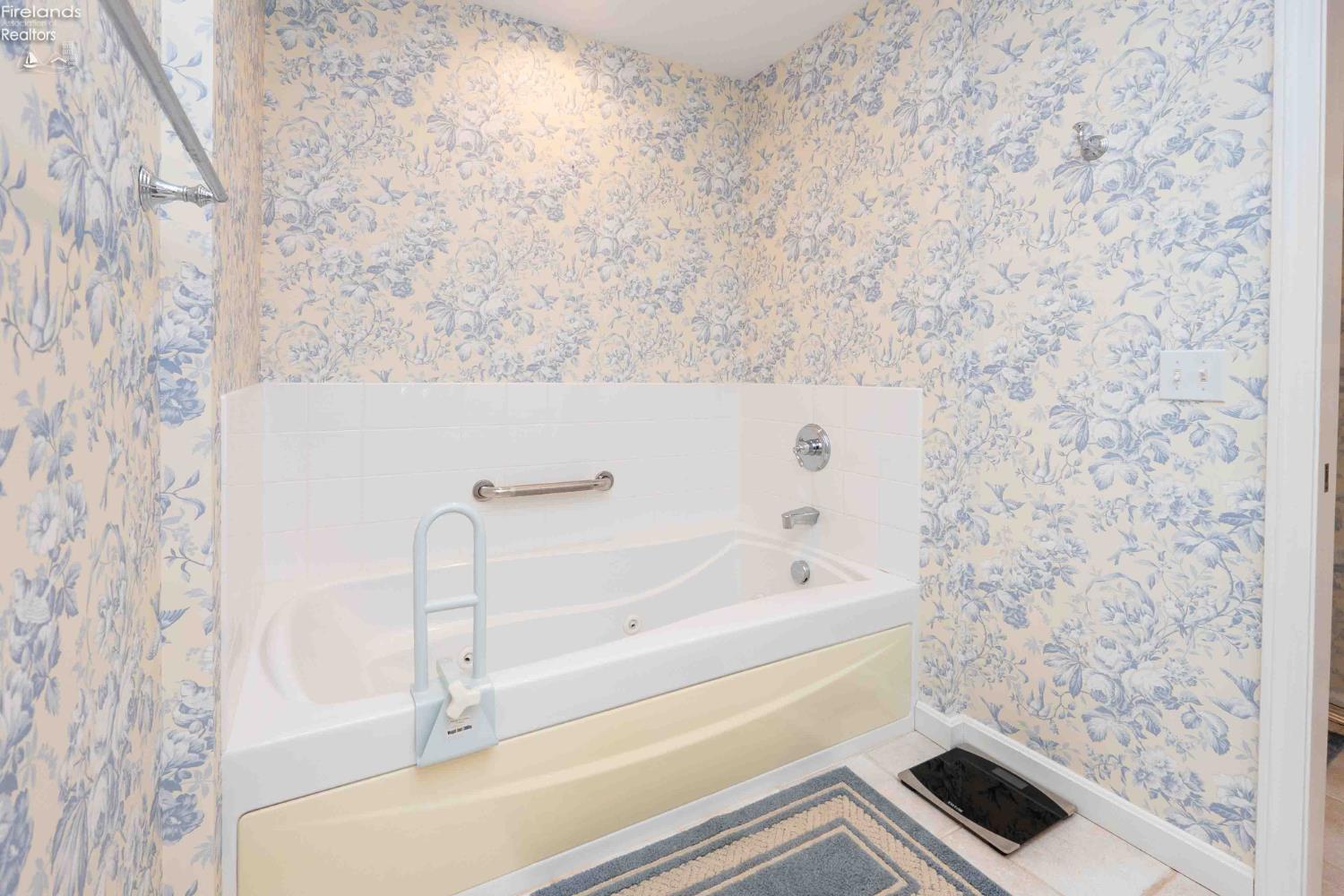 4434 E Harbors Edge Drive