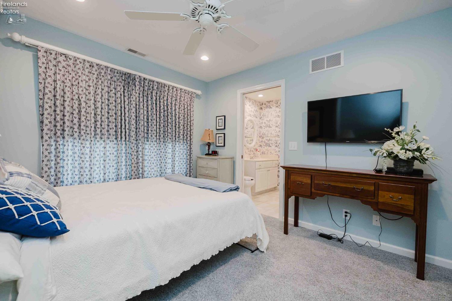 4434 E Harbors Edge Drive