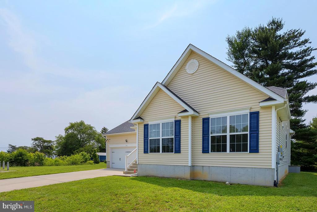 101 BUR OAK DRIVE