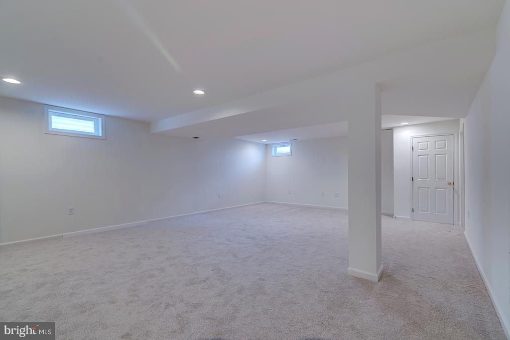 327 CARLTON DRIVE