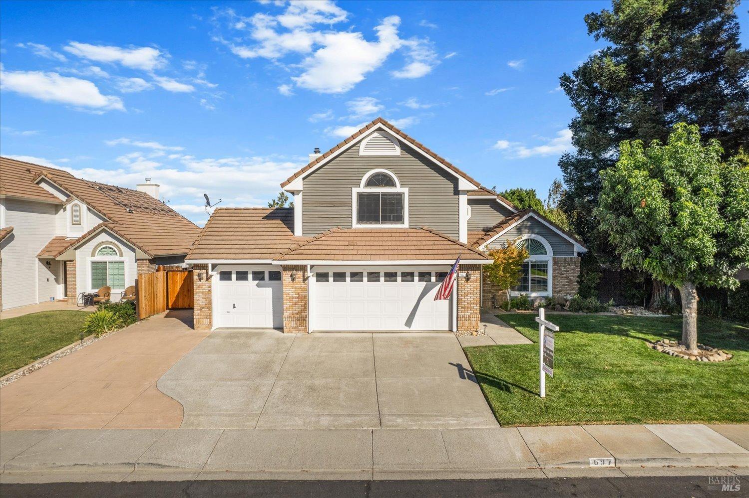 697 Forest Ridge Cir
