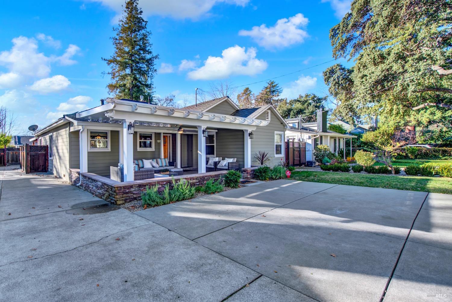 323 Buck Ave