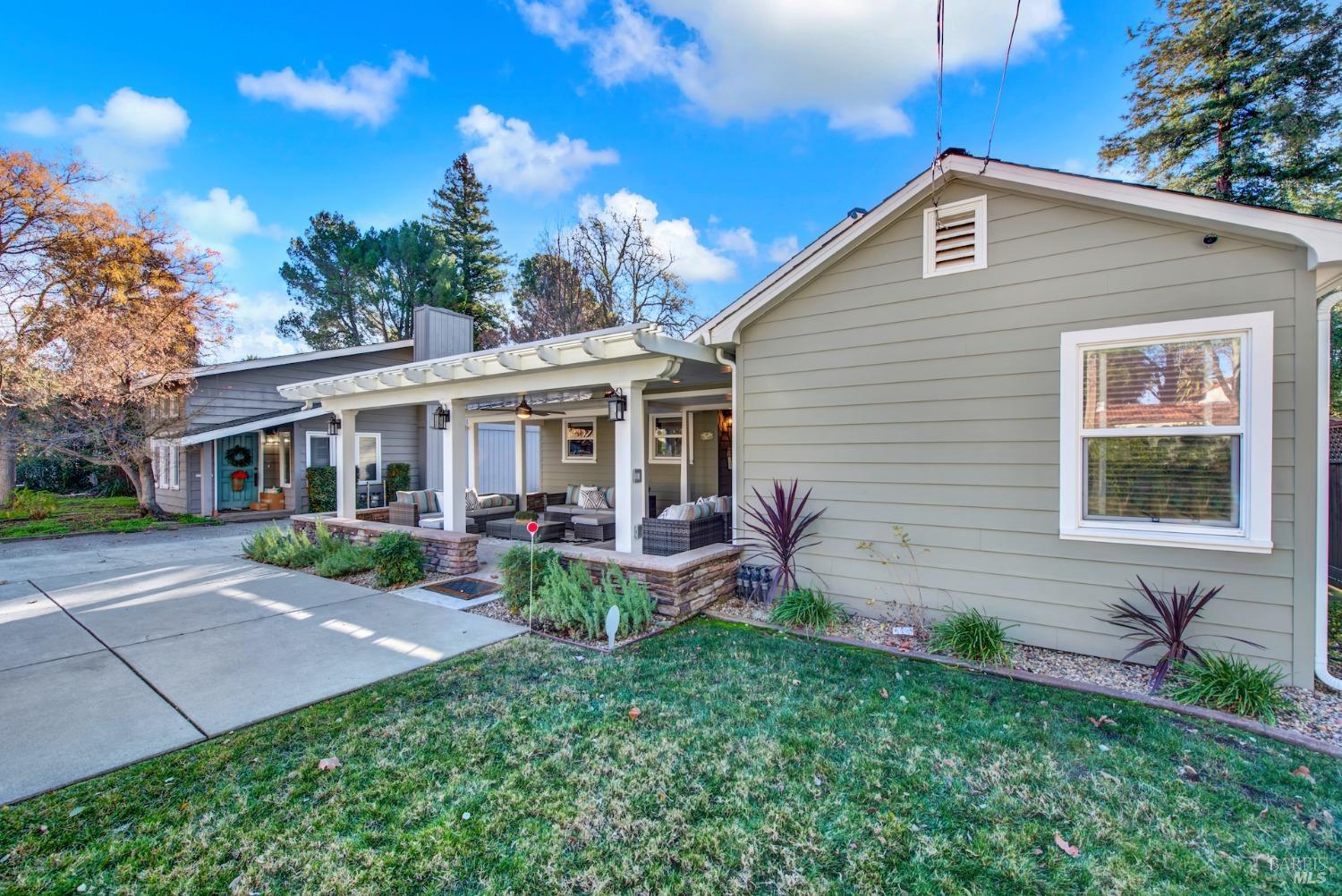 323 Buck Ave