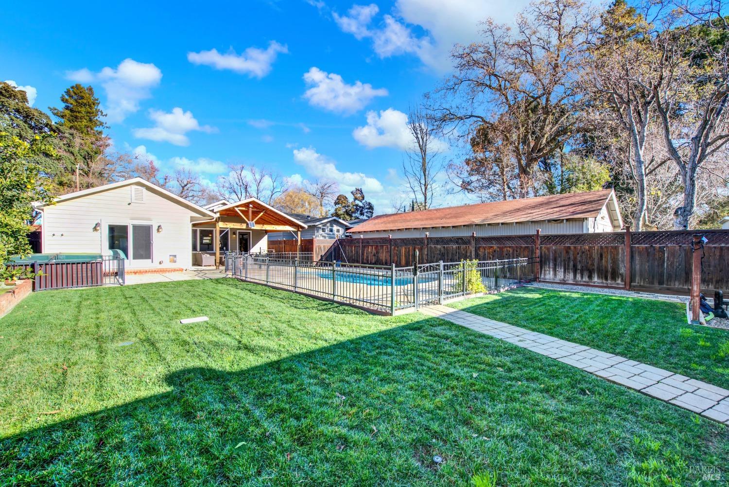 323 Buck Ave