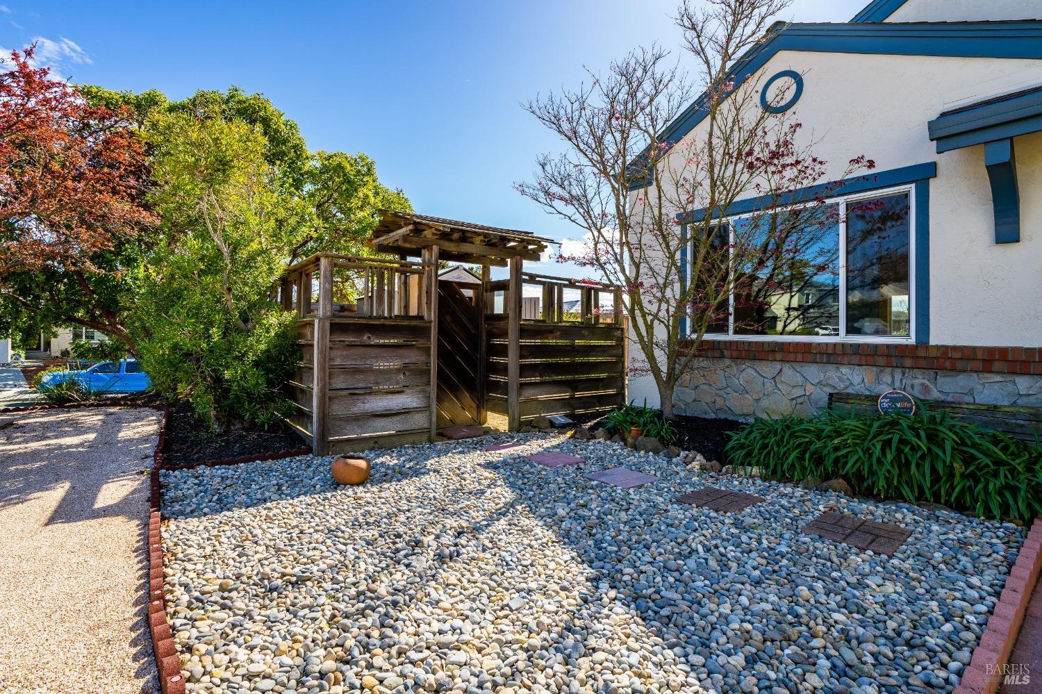 560 Daffodil Dr
