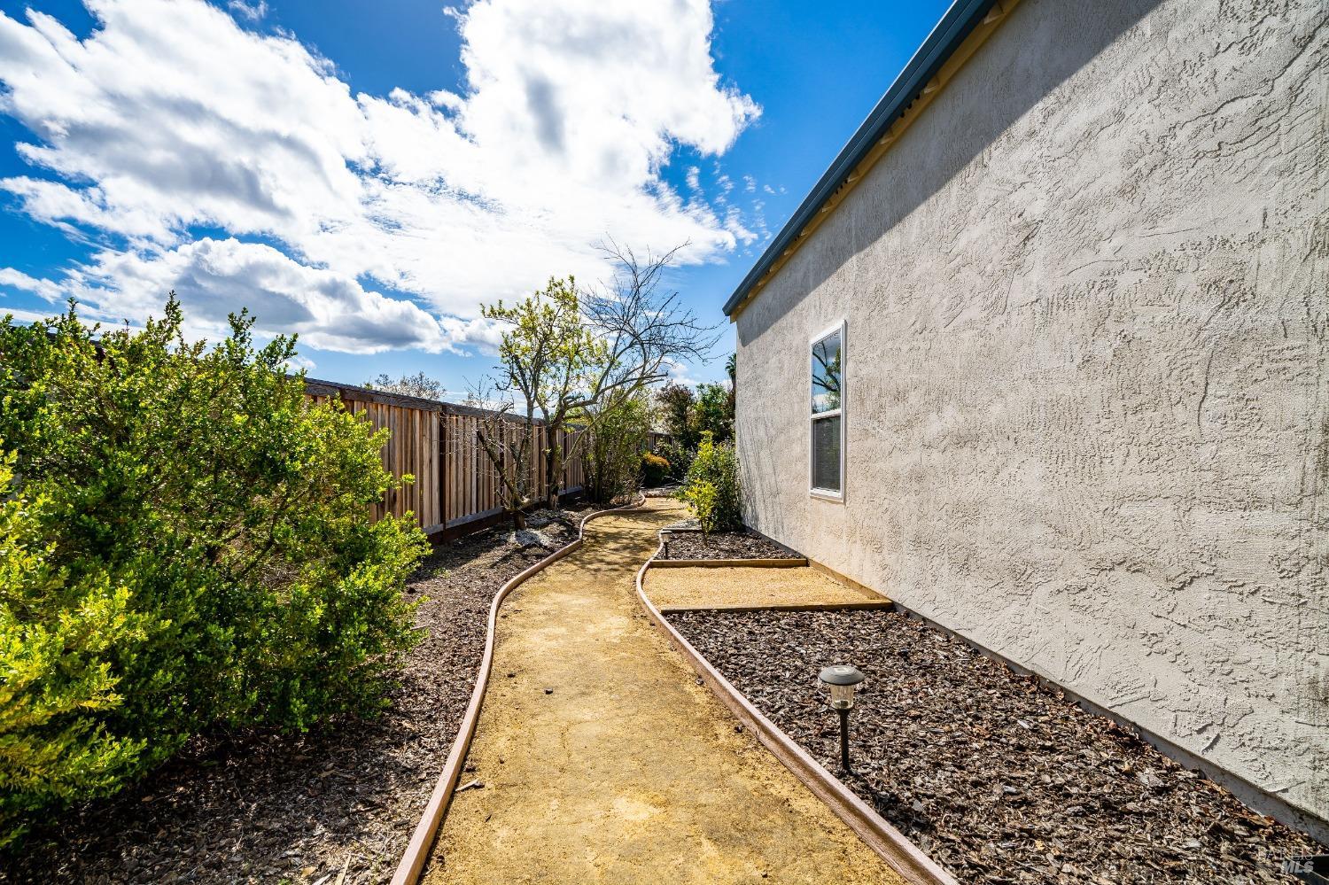 560 Daffodil Dr
