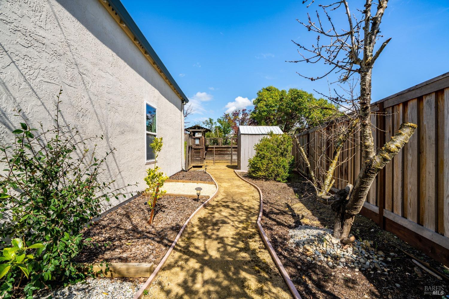 560 Daffodil Dr