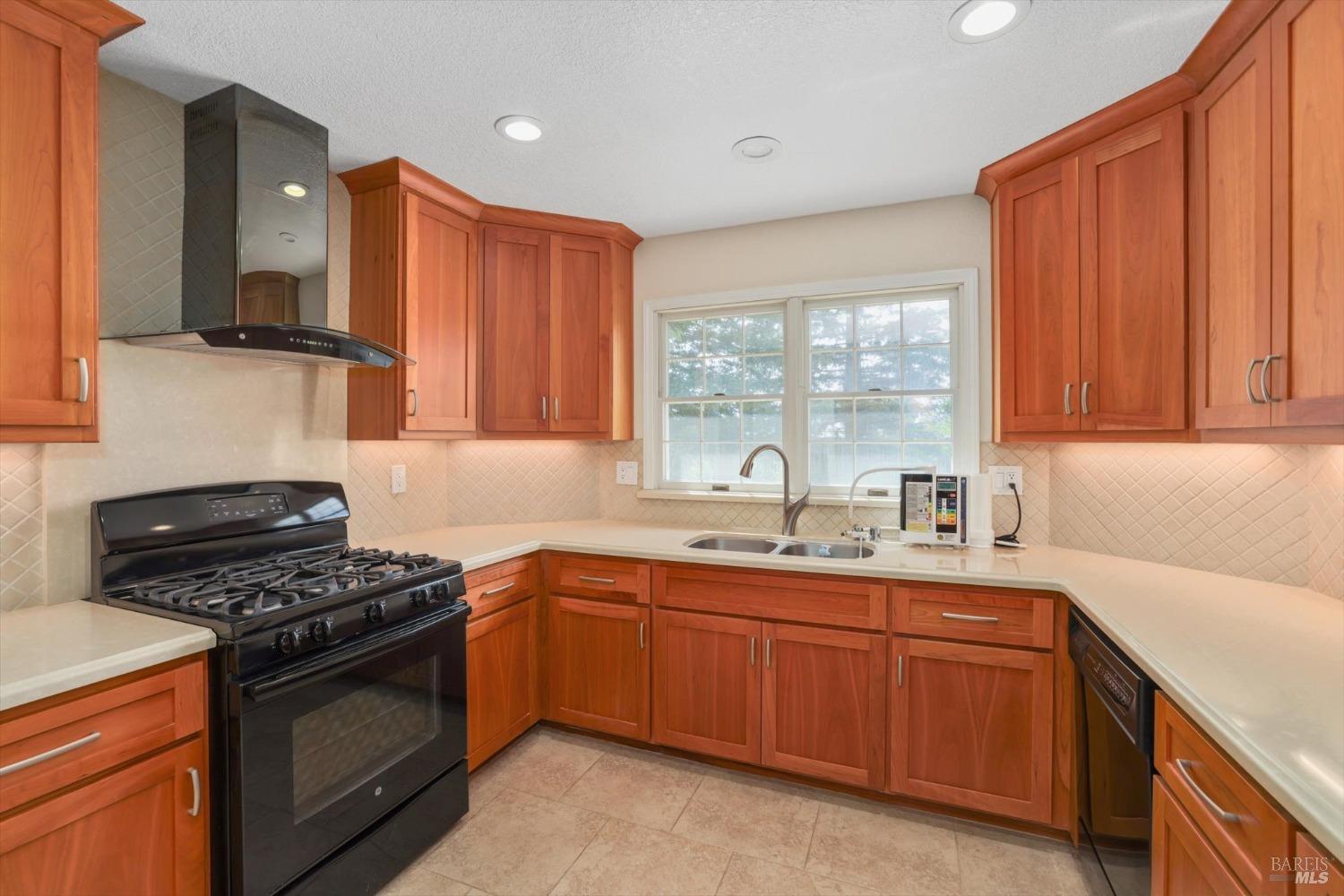 975 Mayfair Dr