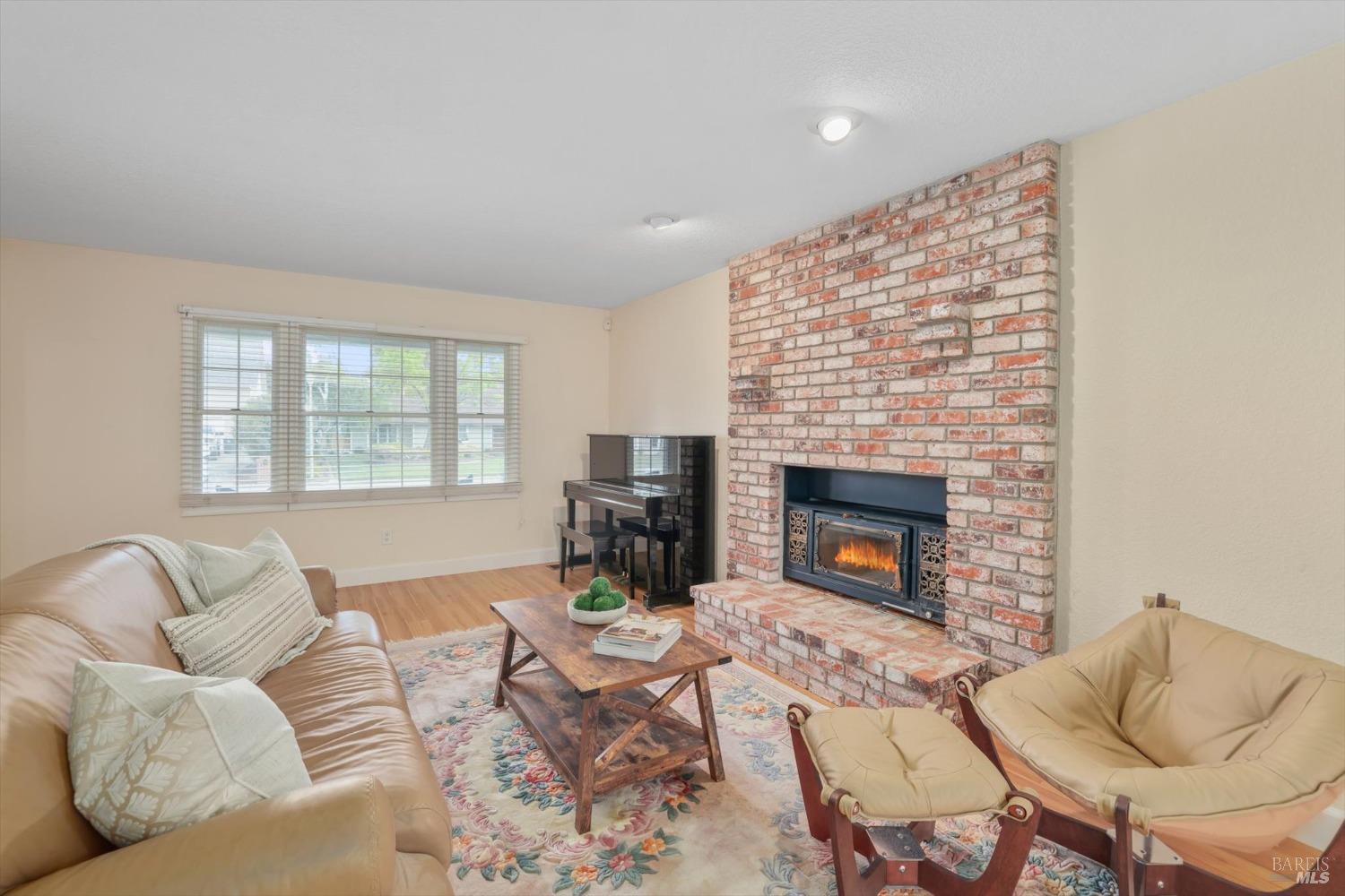 975 Mayfair Dr