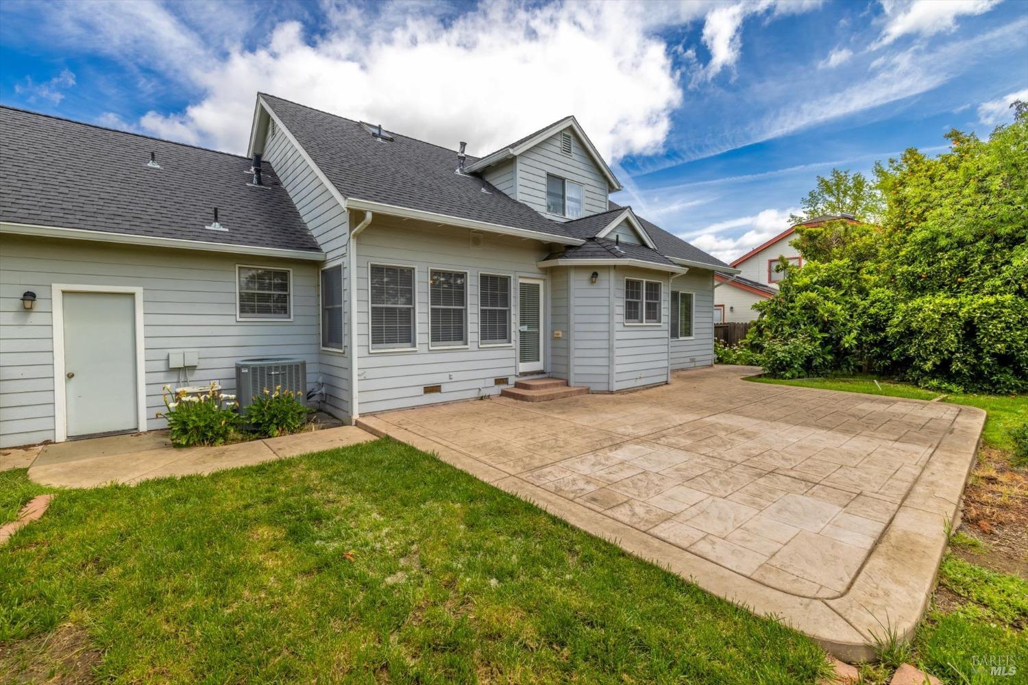 975 Mayfair Dr
