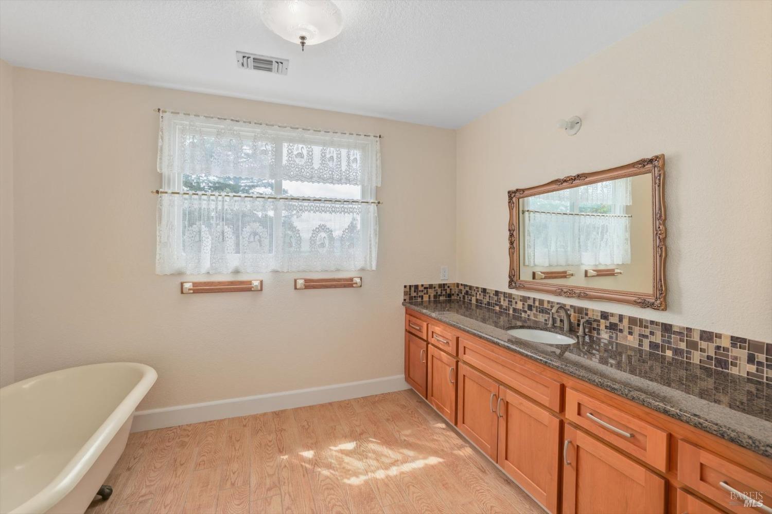 975 Mayfair Dr