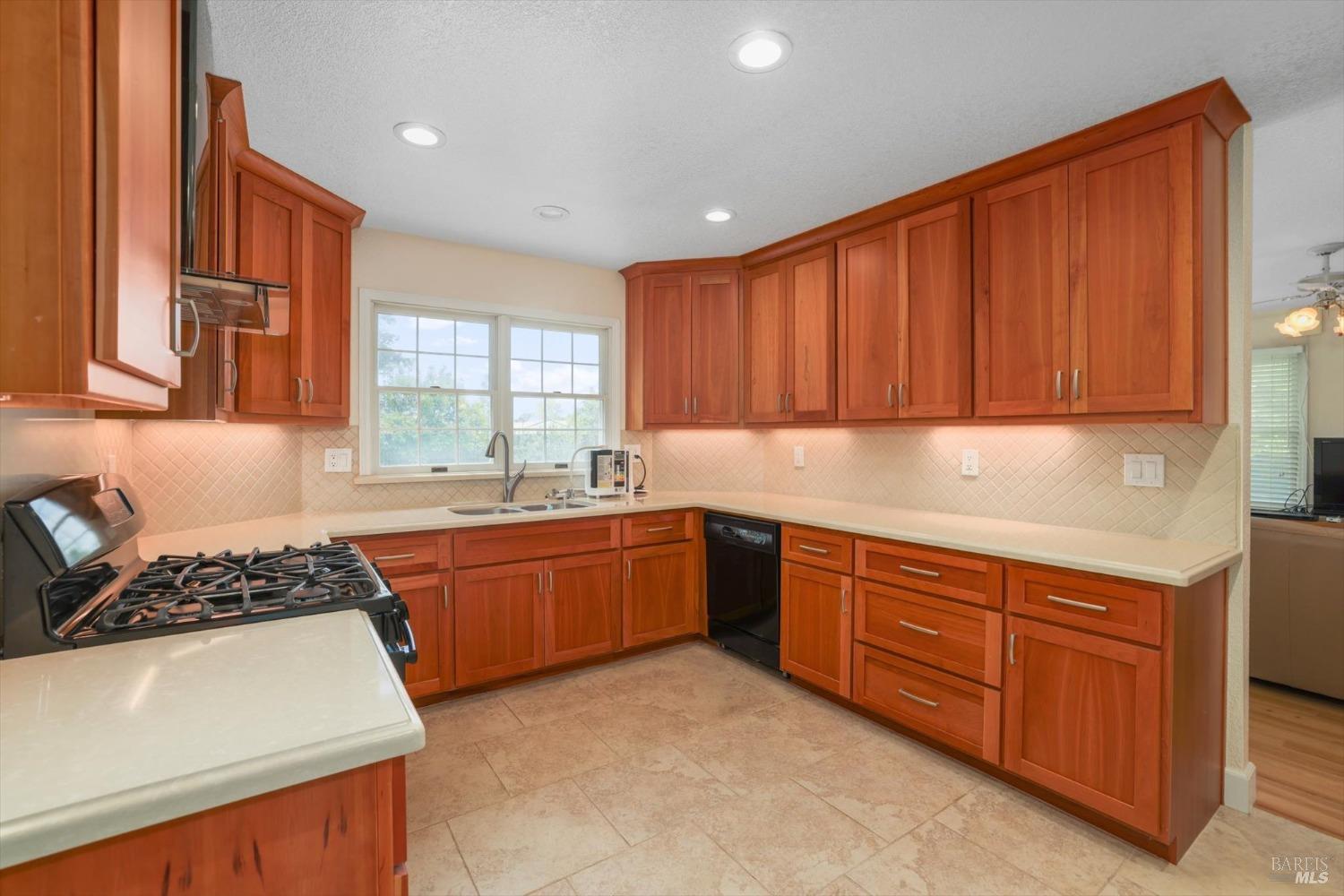 975 Mayfair Dr