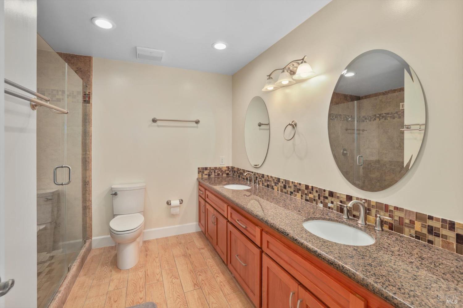 975 Mayfair Dr