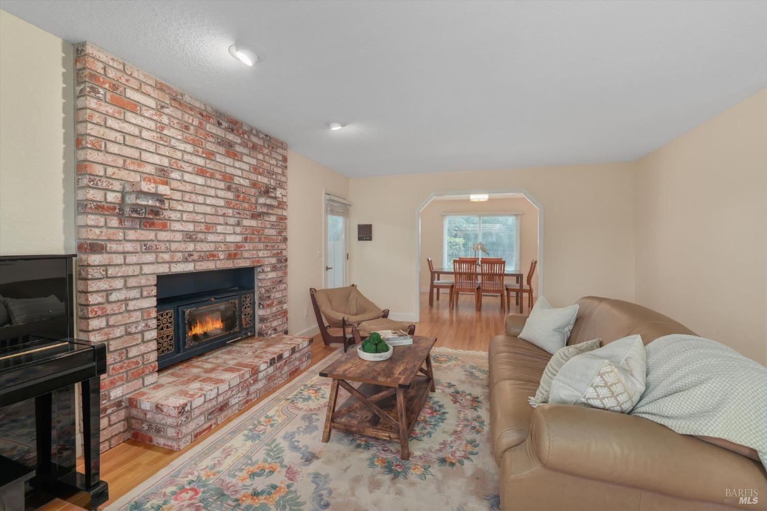975 Mayfair Dr