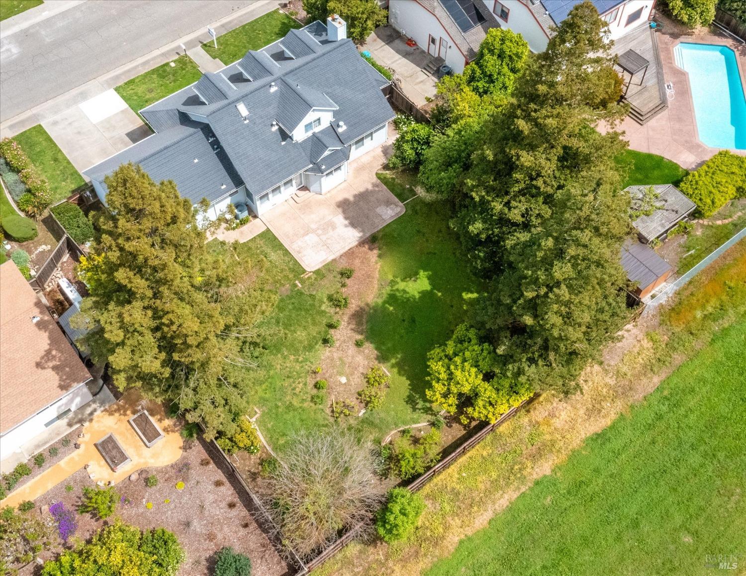 975 Mayfair Dr