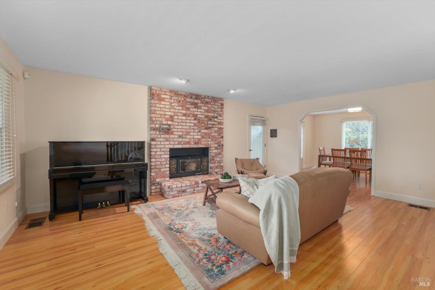 975 Mayfair Dr
