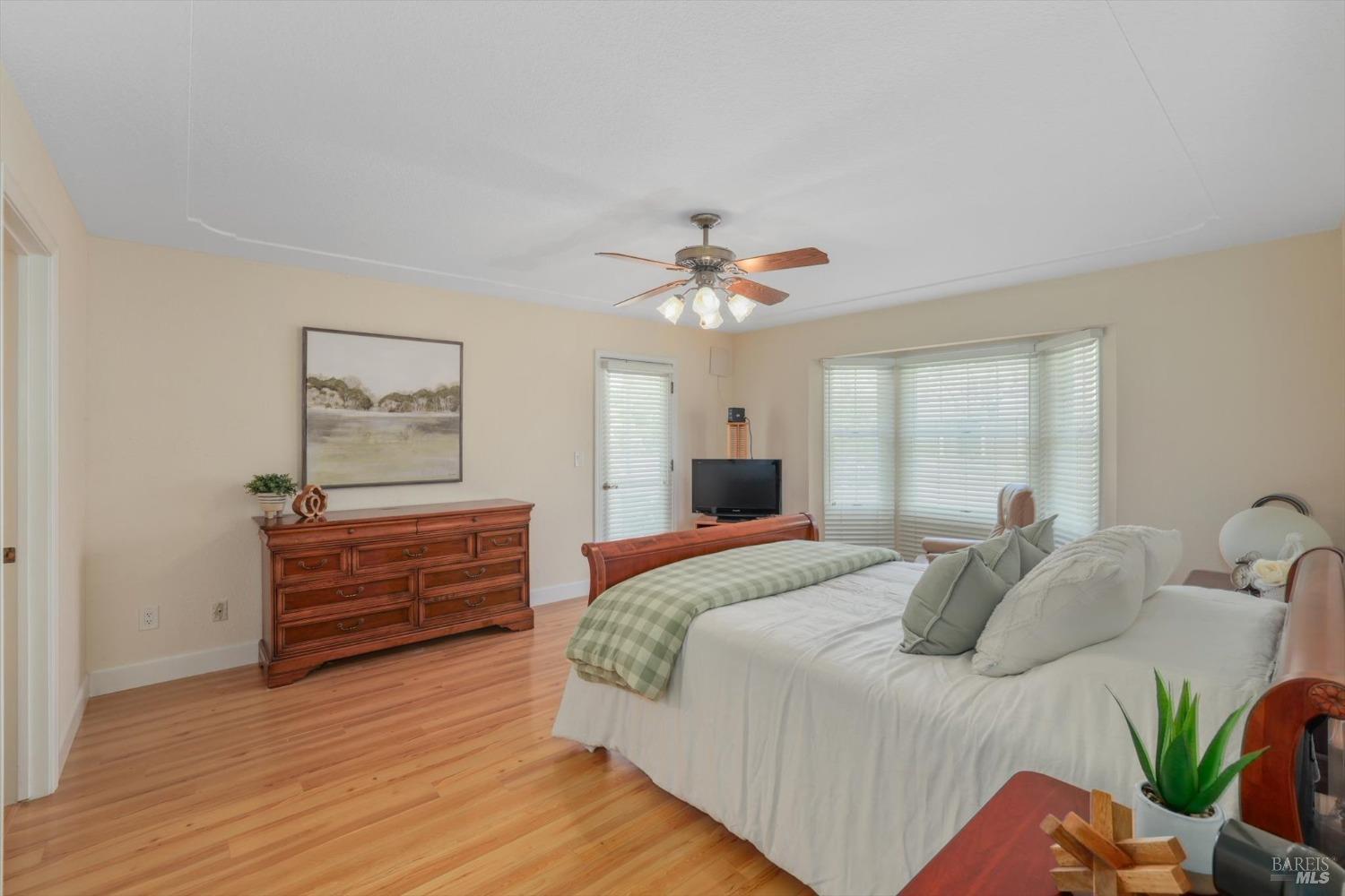 975 Mayfair Dr