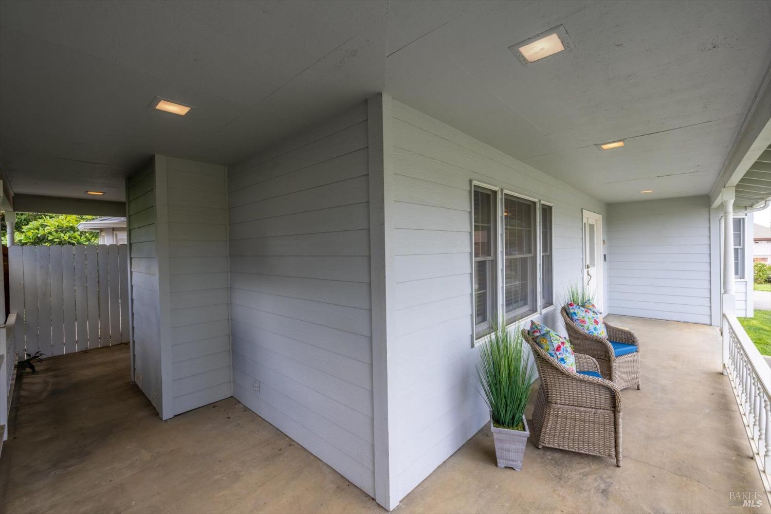 975 Mayfair Dr