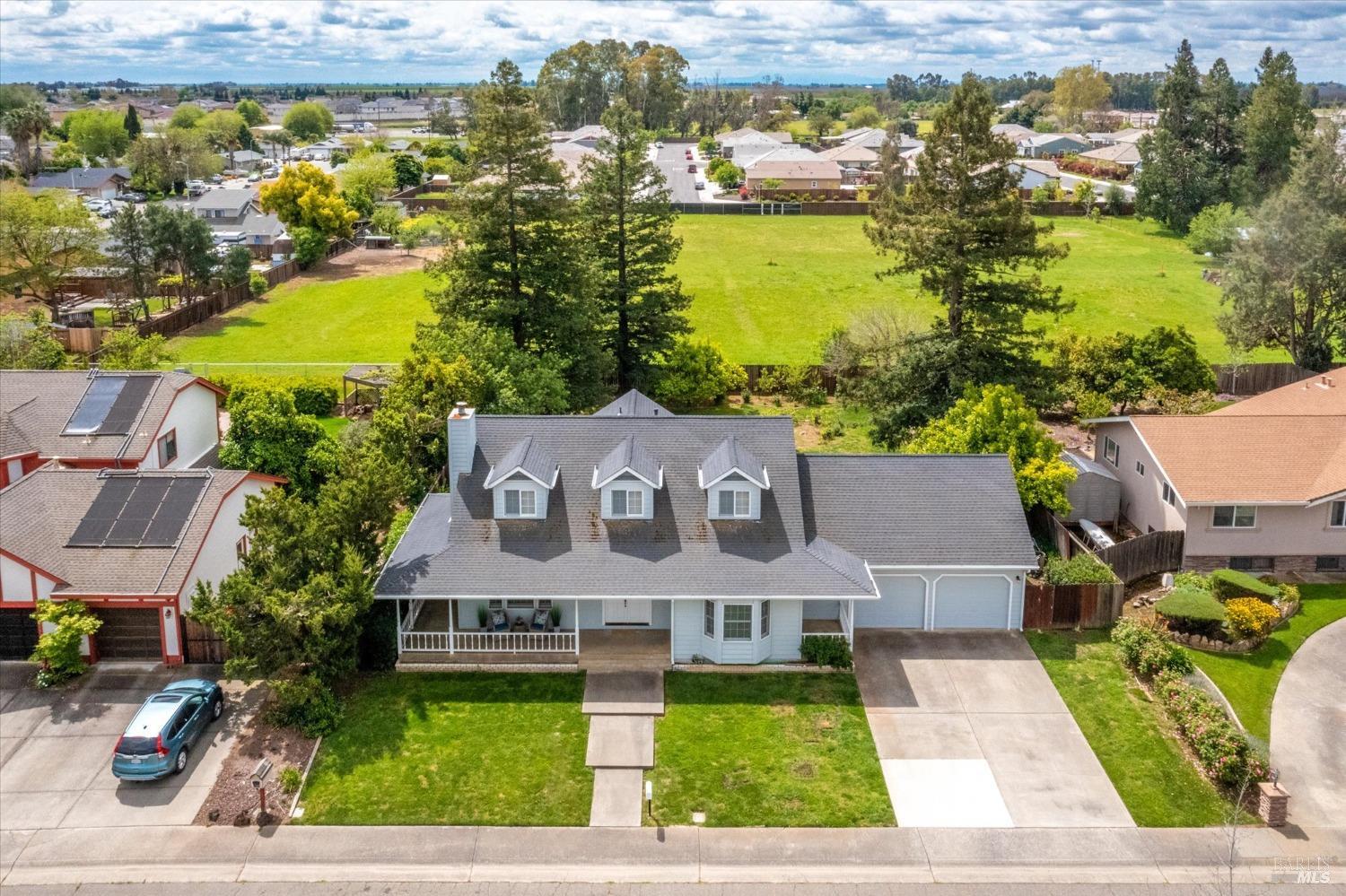 975 Mayfair Dr