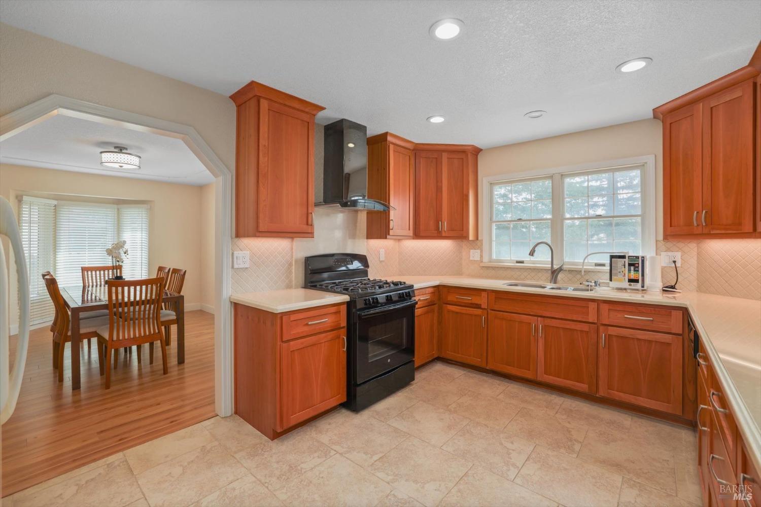 975 Mayfair Dr