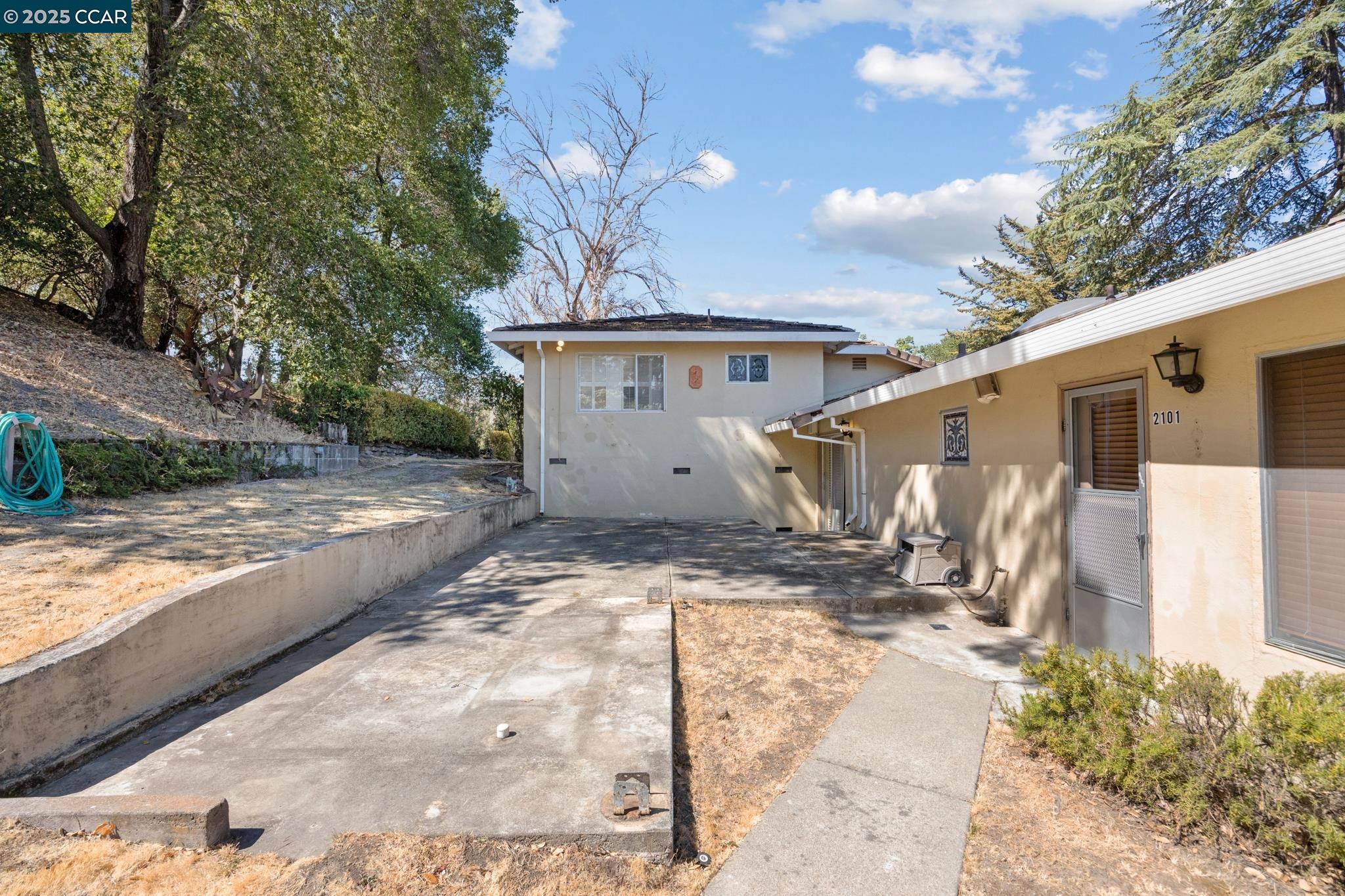 2101 Hillview Dr