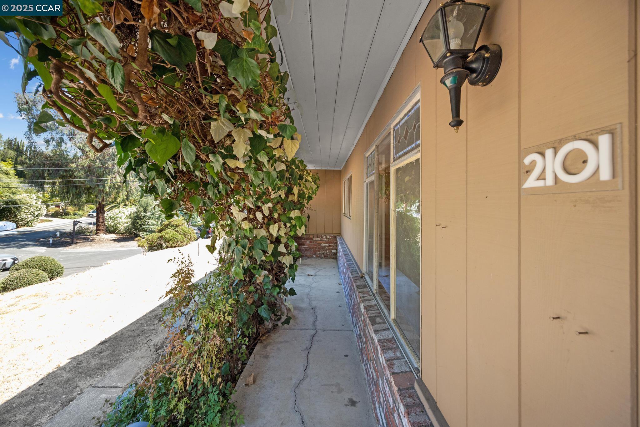 2101 Hillview Dr