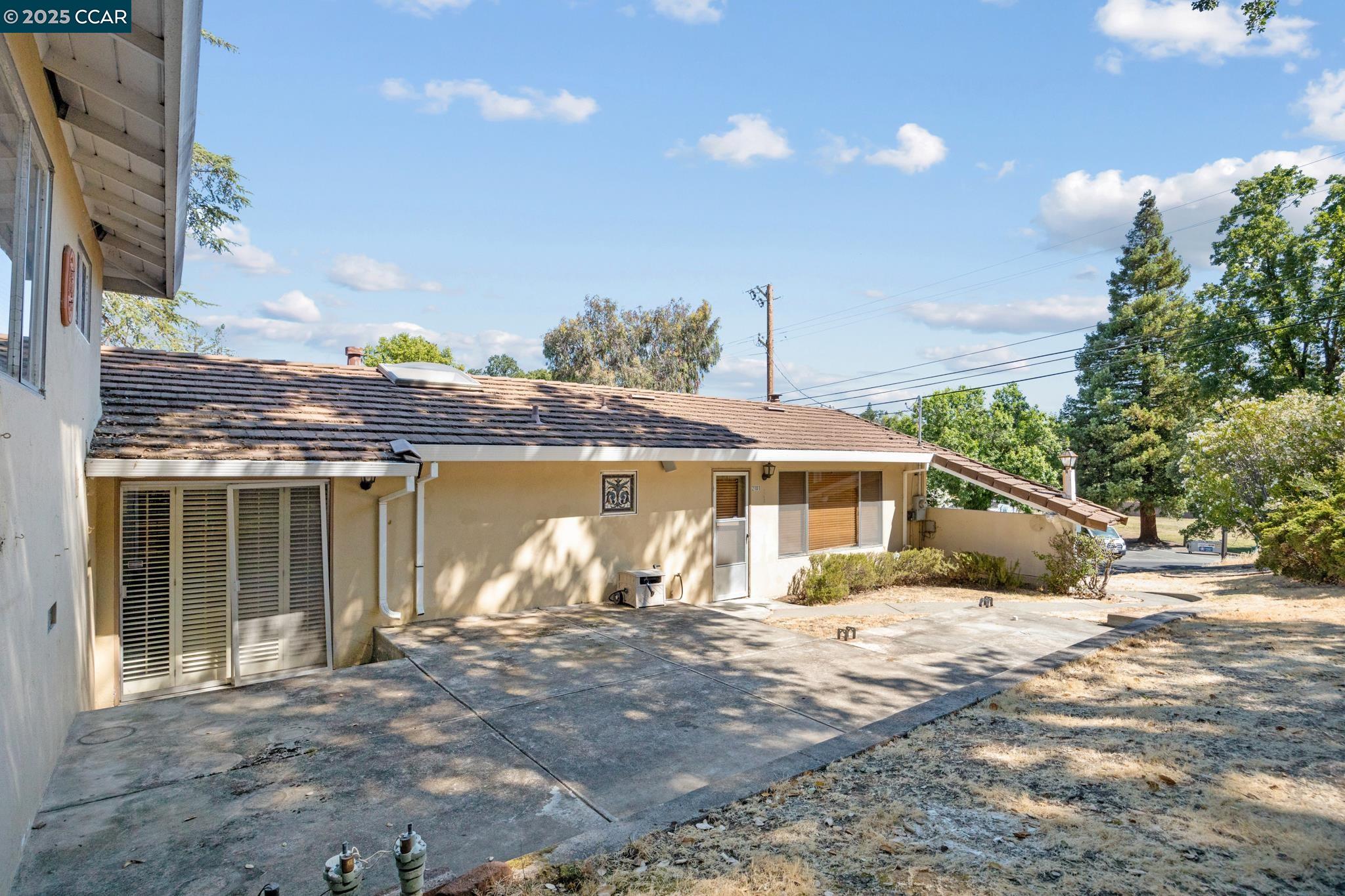 2101 Hillview Dr