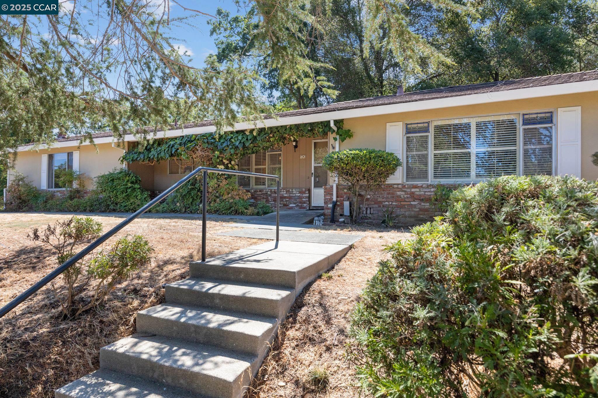 2101 Hillview Dr