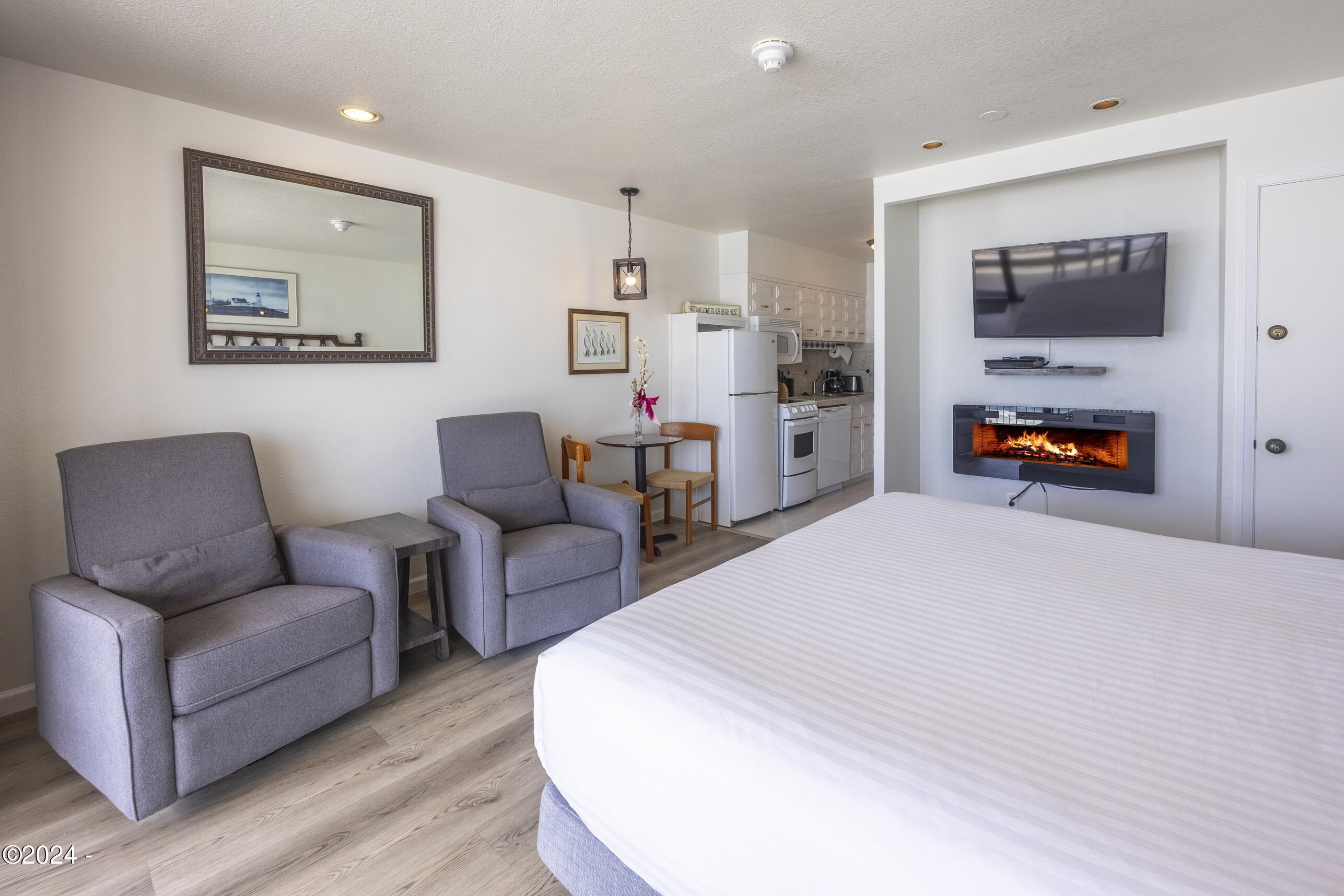 4009 SW Highway 101, 241