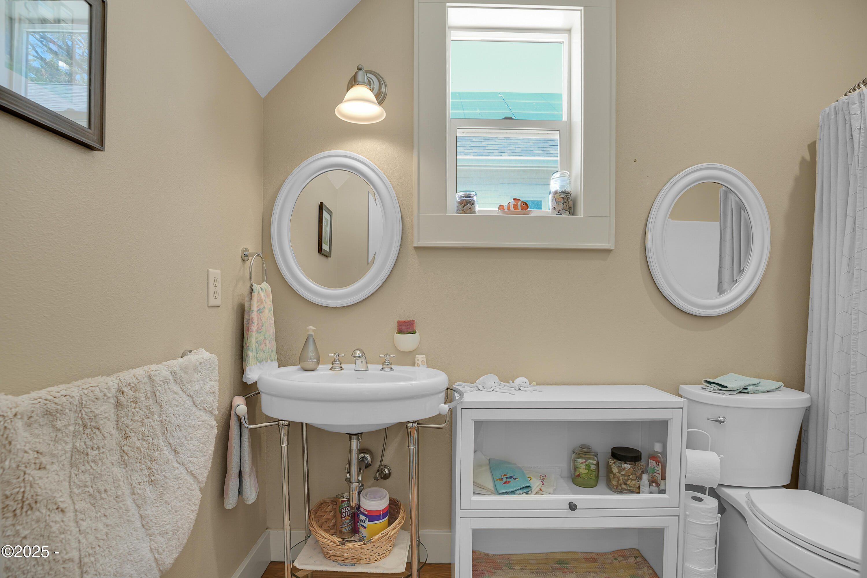 2746 SW Beach Avenue