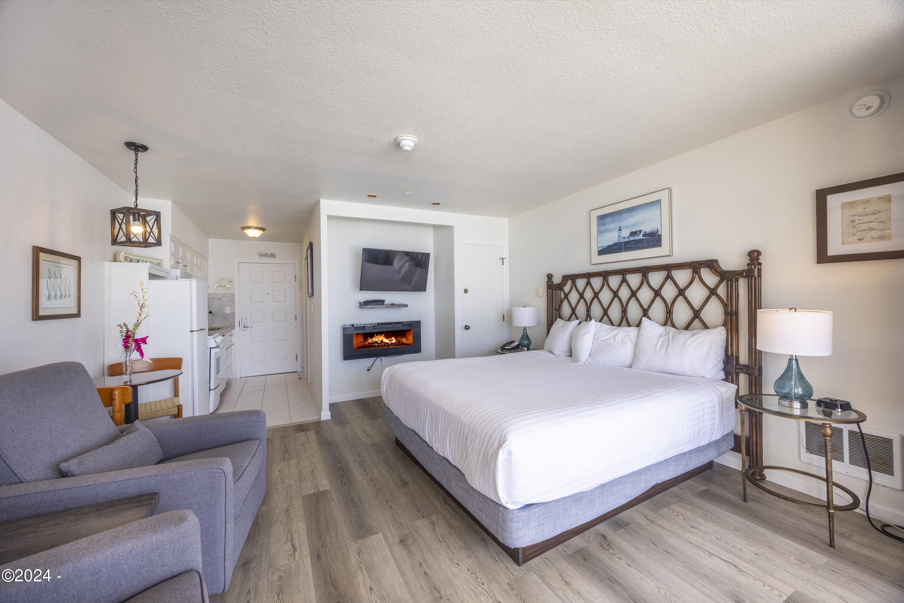 4009 SW Highway 101, 241