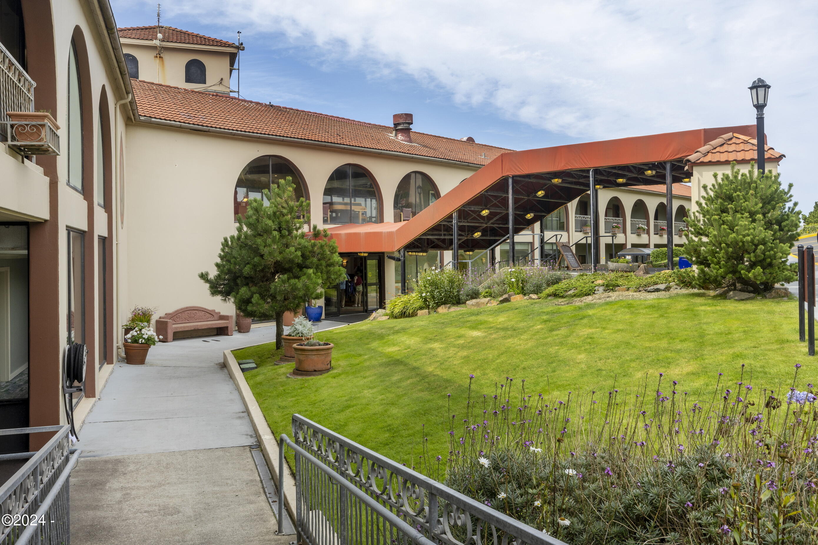 4009 SW Highway 101, 241