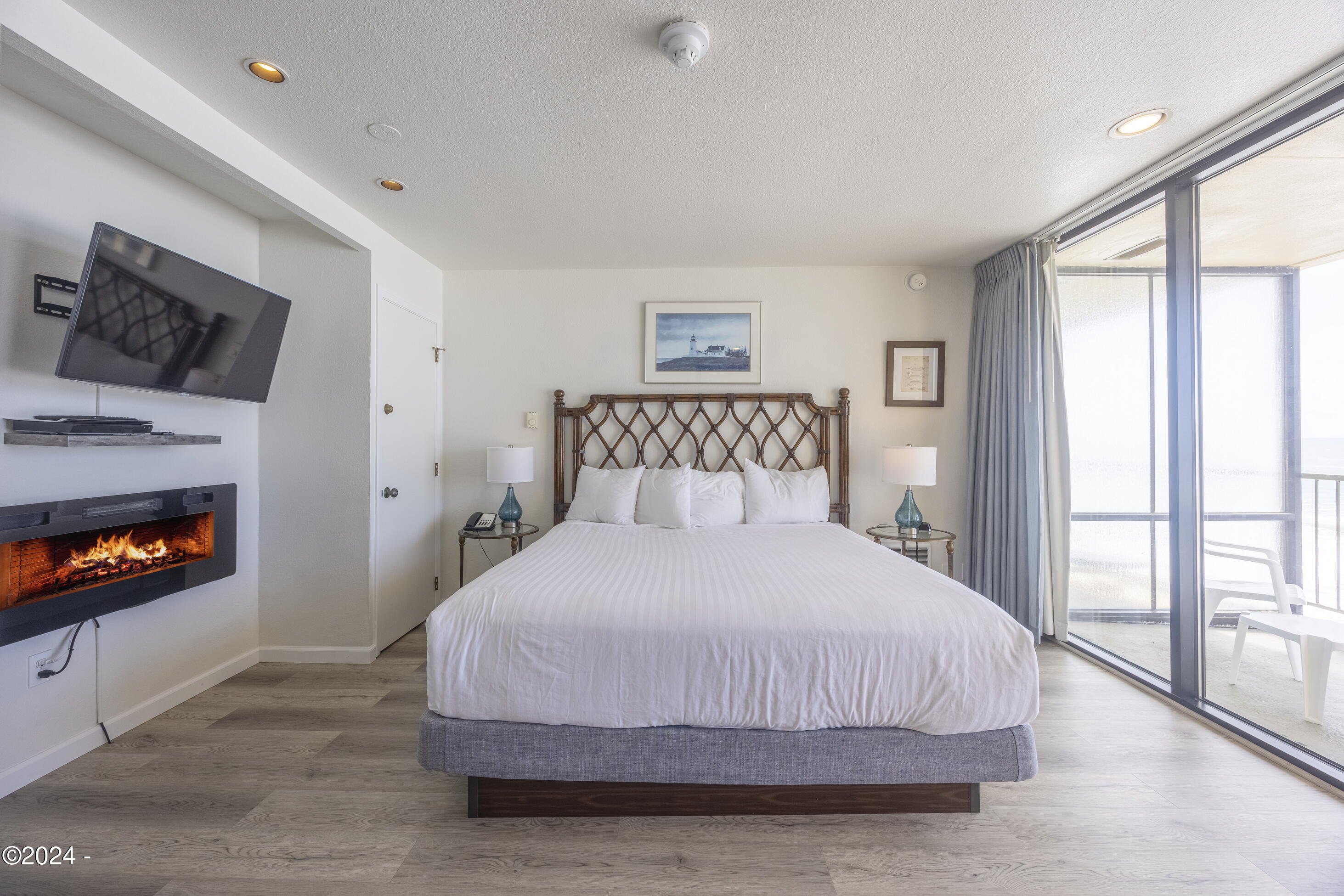 4009 SW Highway 101, 241