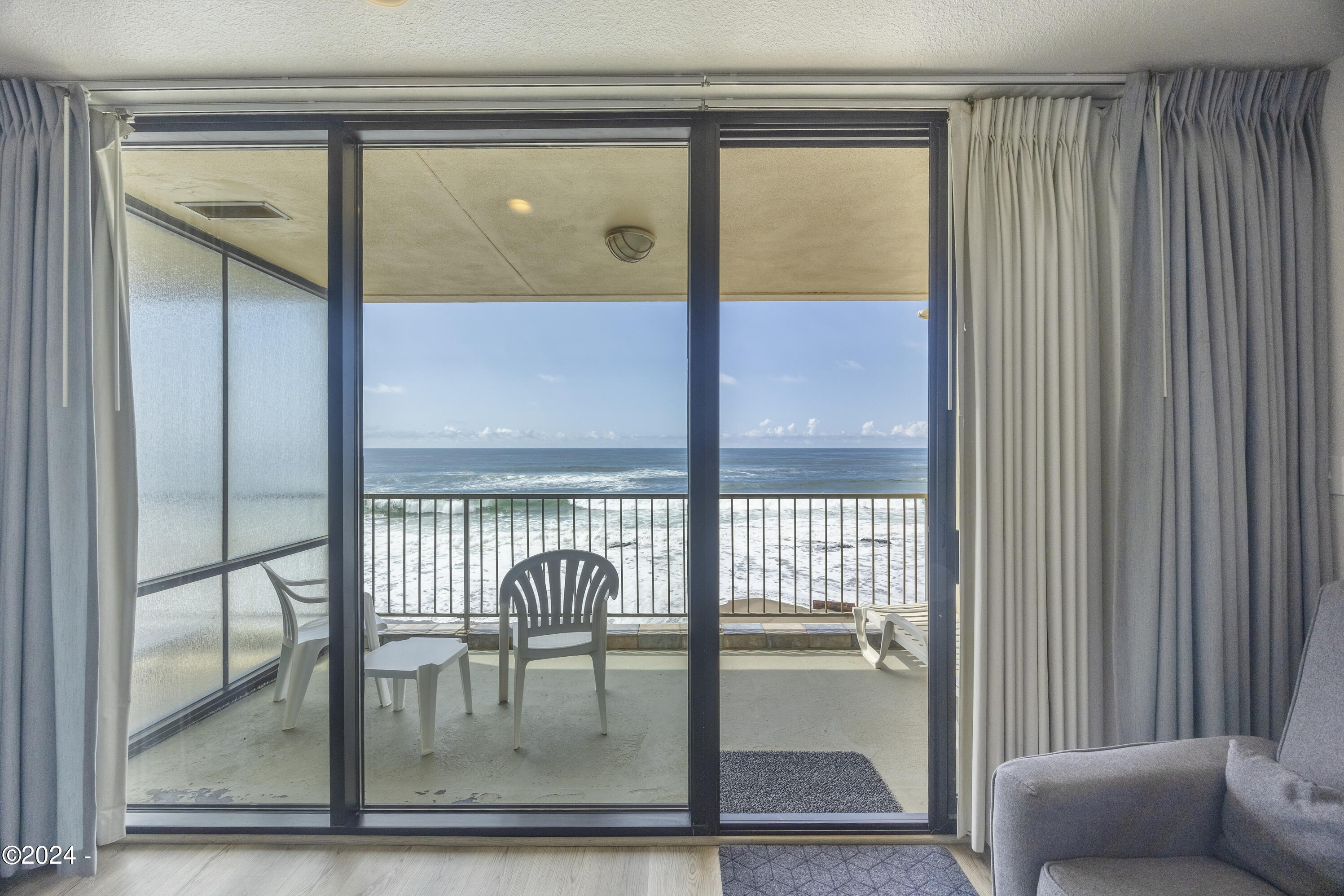 4009 SW Highway 101, 241