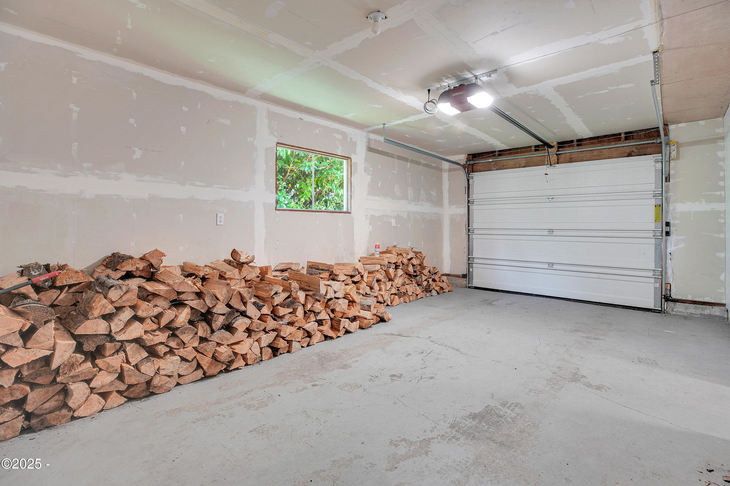 360 NE Edgecliff Drive