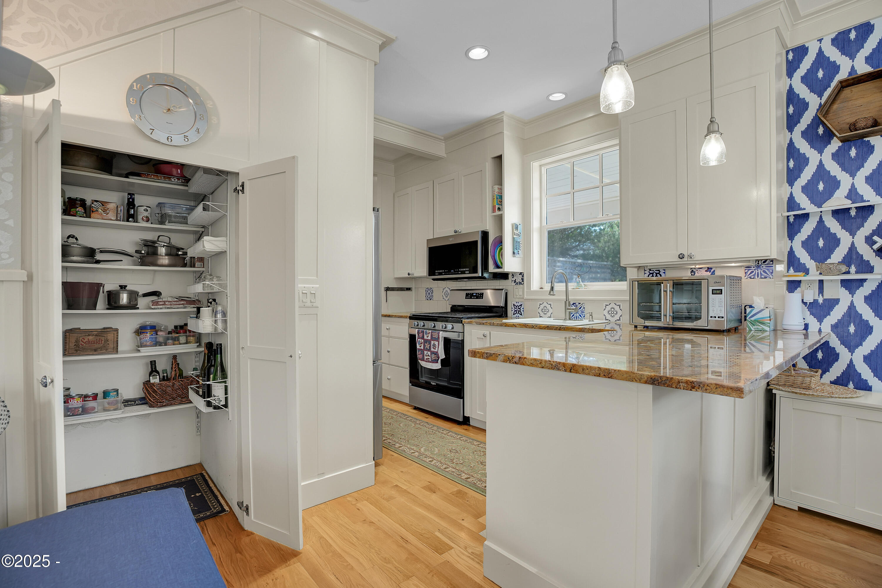 2746 SW Beach Avenue