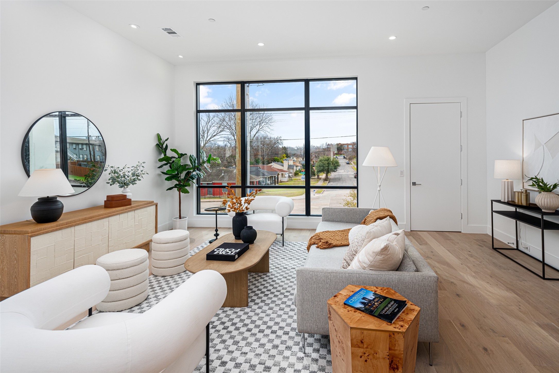 610 N Oak Cliff Boulevard 207