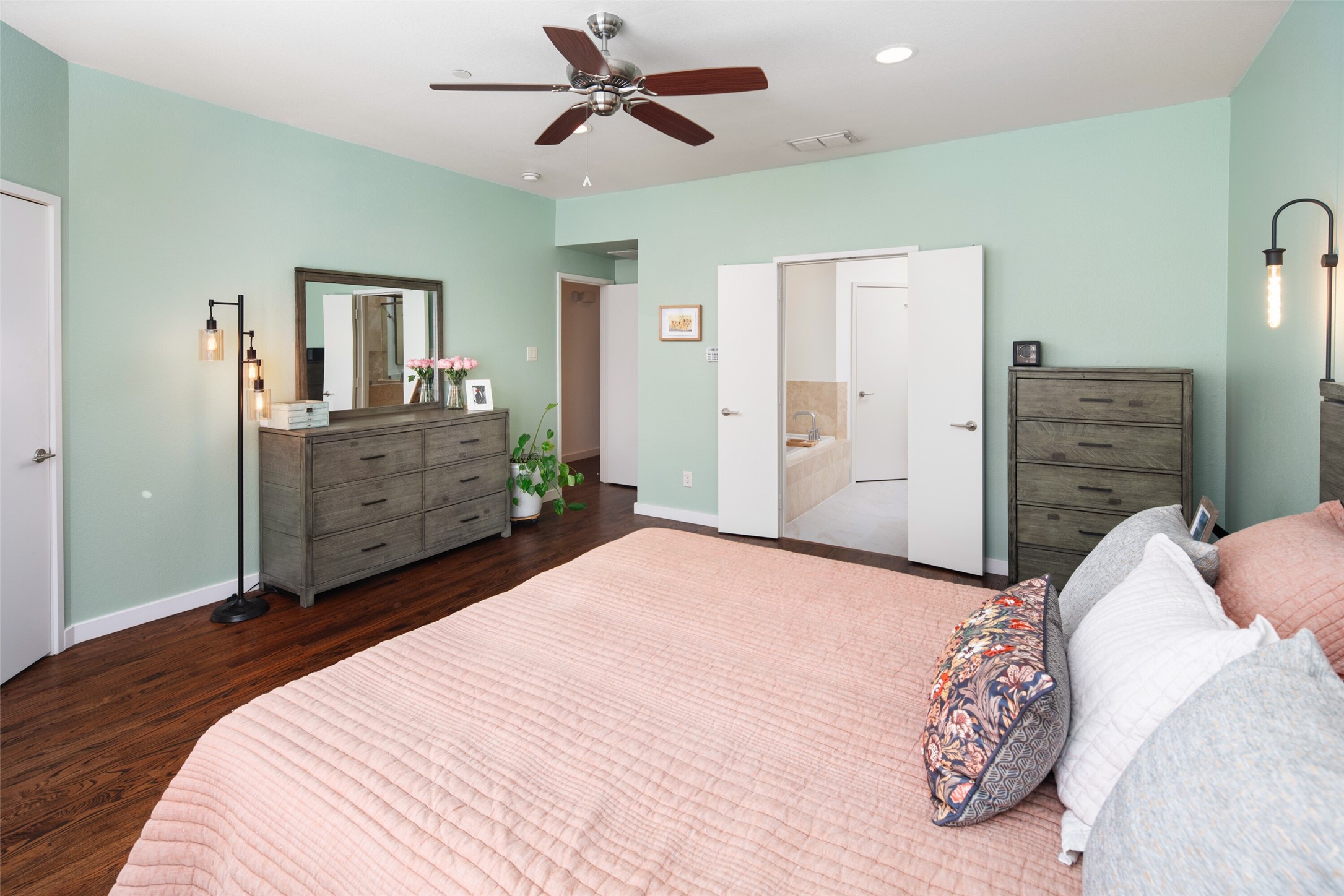 2411 N Hall Street 38