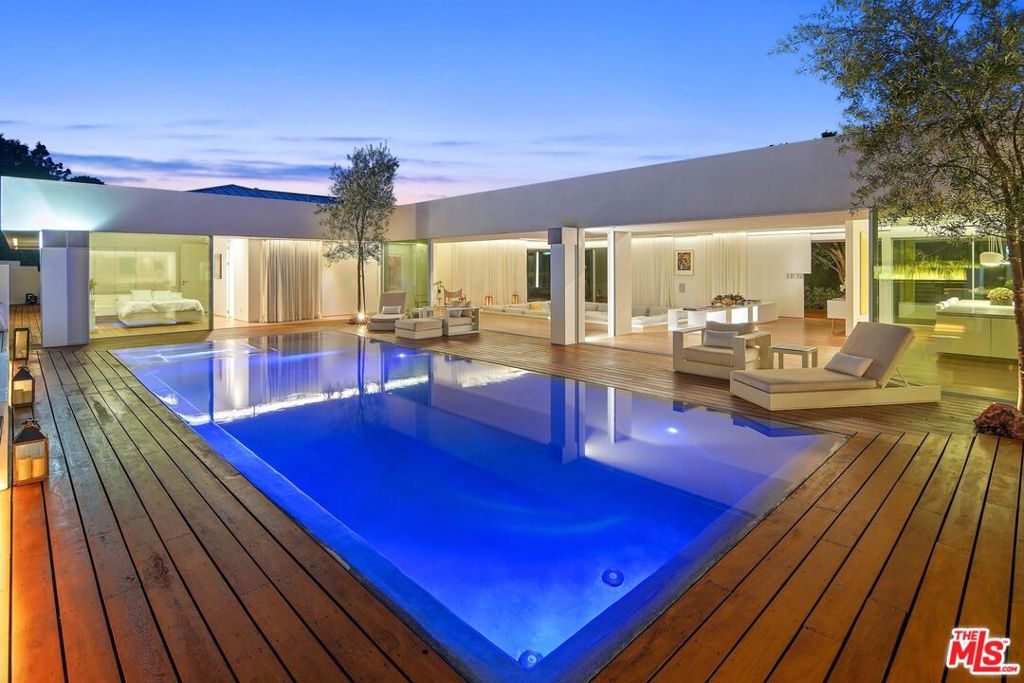 1106 N Hillcrest Road