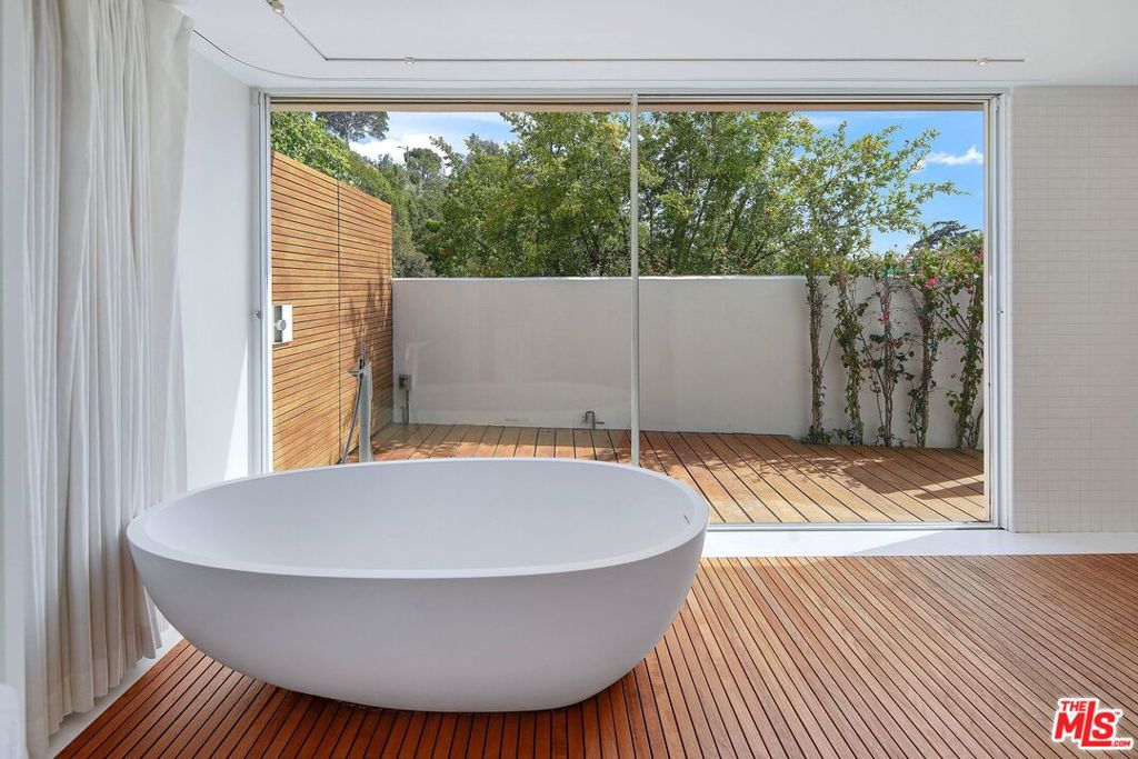 1106 N Hillcrest Road