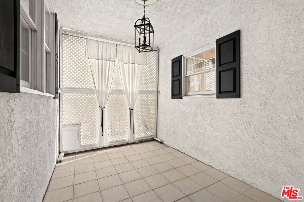 4401 Moorpark Way #105