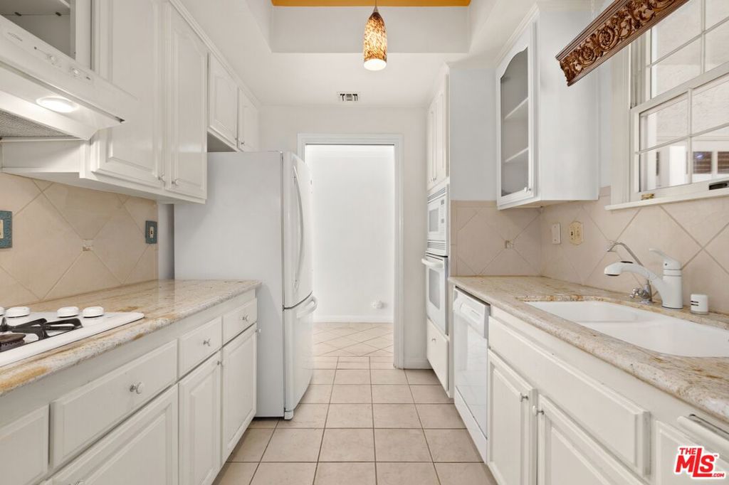 4401 Moorpark Way #105