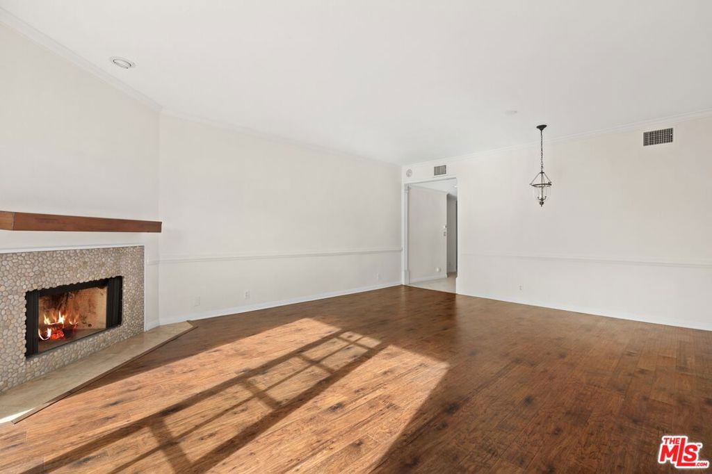 4401 Moorpark Way #105