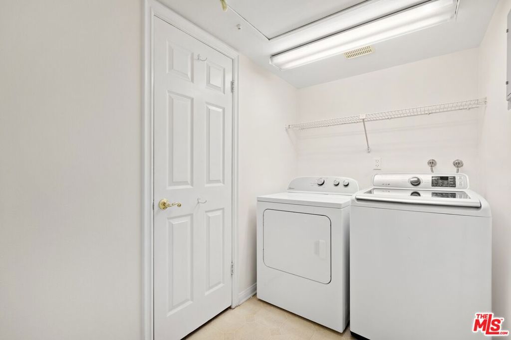 4401 Moorpark Way #105