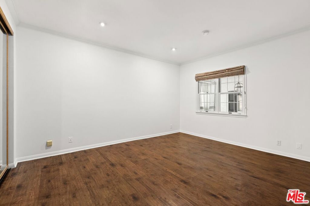 4401 Moorpark Way #105