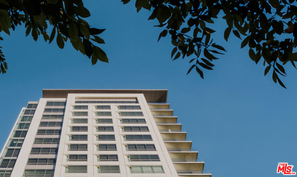 1200 Club View Drive 6S