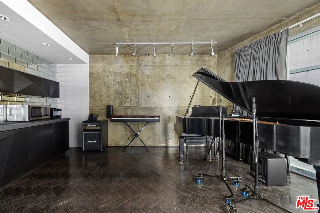 2260 Sunset Plaza Drive