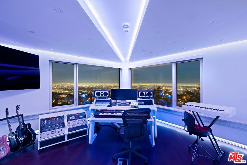 2260 Sunset Plaza Drive