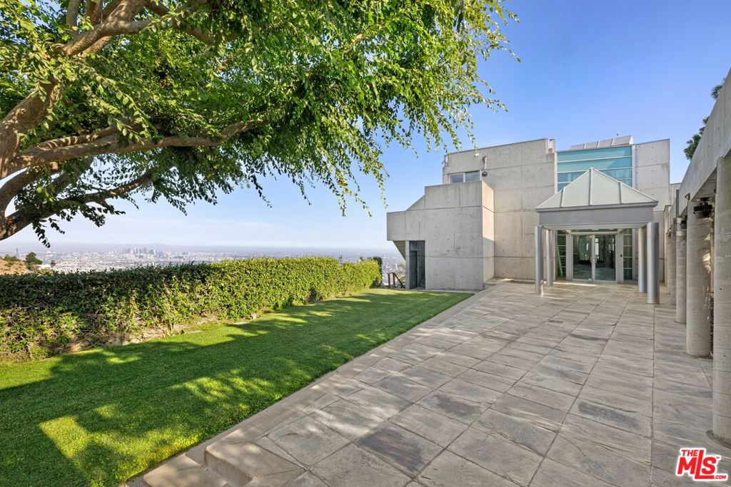 2260 Sunset Plaza Drive