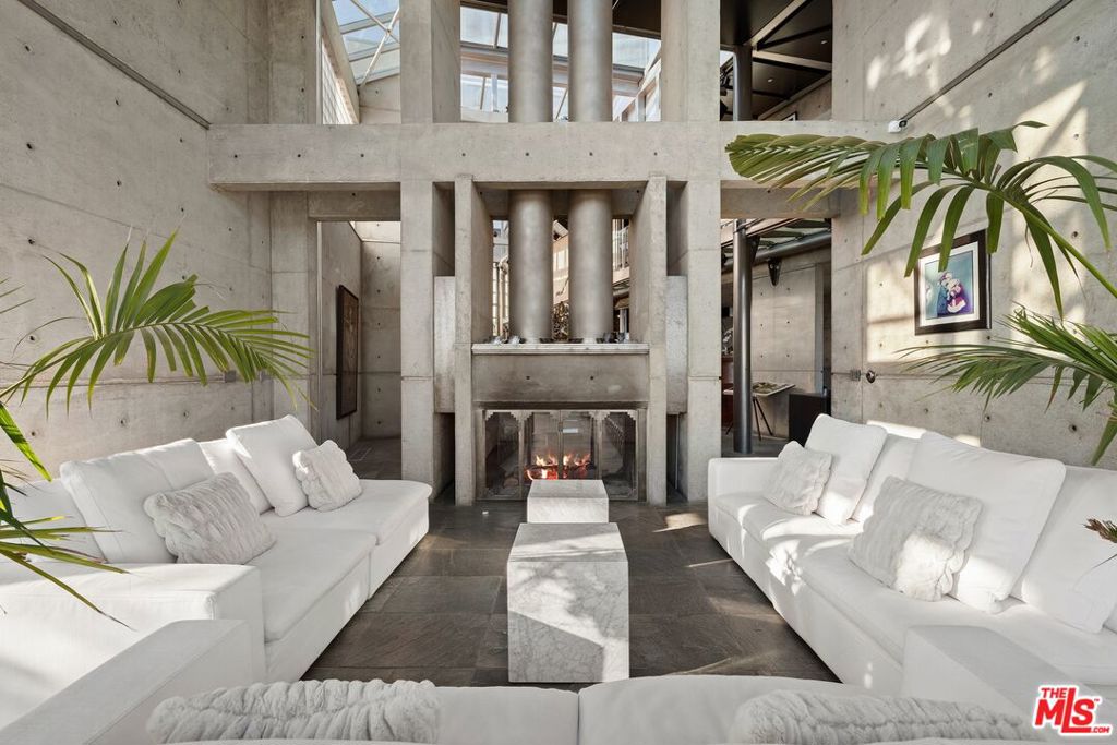 2260 Sunset Plaza Drive